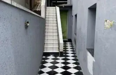 Sobrado individual com 180m², 3 dorm (1 suíte), 2 vagas e churrasqueira em parqu