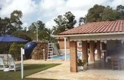 Casa mobiliada em tereno de 1500m² com 4 dorm, piscina, churrasqueira no condomí