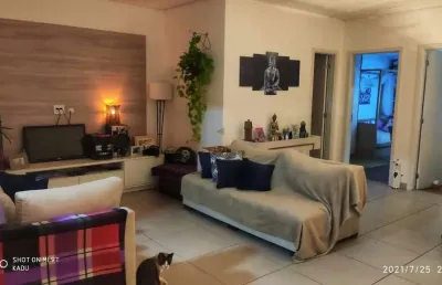 Ótima casa semi-mobiliada com 200m², 4 dorms(1 suíte), 2 vagas e ótima localizaç