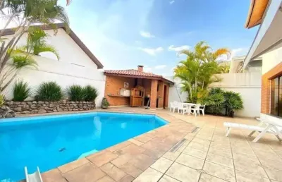 Alphaville 5 - casa com 360m², 4 dorm (2 suítes), 2 vagas, piscina e churrasquei