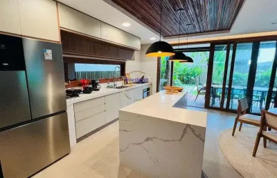 Se você busca por um lar de luxo em uma das regiões mais charmosas do brasil, não pode deixar de conhecer esta casa em arraial d'ajuda. com seus 300m² de área útil, ela conta com 4 dormitórios, todos 