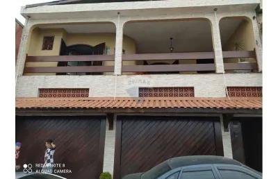 Sobrado espaçoso e moderno com 4 vagas de garagem e cozinha planejada