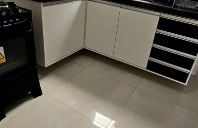 Excelente sobrado com 2 dormitórios para venda ou locação à 300 metros da praia localizado na aviação - praia grande-sp
