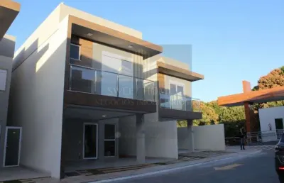 Condominio de sobrado alto padrão, 4 suites plenas, 3 vagas de garagem, novo, pronto pra morar
