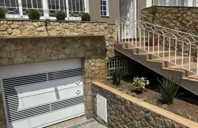 Casa espaçosa e moderna na chácara santo antônio: 4 quartos, 1 suíte, 3 salas, 4 banheiros, 3 vagas de garagem.