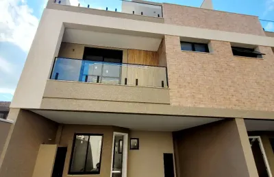Excelente sobrado em condomínio em santa felicidade