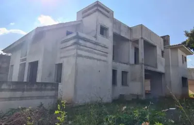 Casa a ser terminada.  imóvel com potencial comercial.