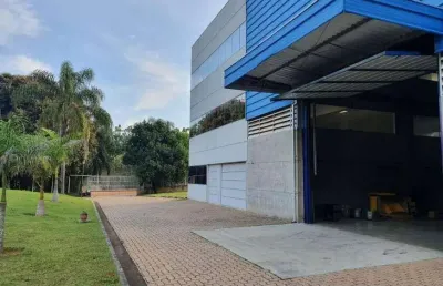 Galpão aluga bairro da moenda - itatiba/sp galpão industrial com acabamento diferenciado, remetendo a uma construção de padrão mais elevado que o convencional. unidade industrial situada em rodovia de