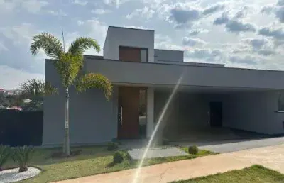 Luxuosa casa moderna em condomínio fechado com piscina e lazer completo!