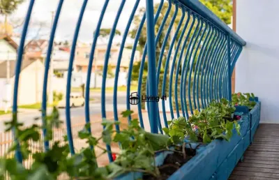 Uma casinha branca de varanda com jardim de gerânios