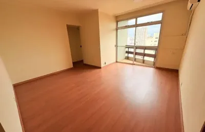 Na quadra da paraia! apartamento em andar alto com varanda, vista livre, condomínio com lazer - 1 vaga