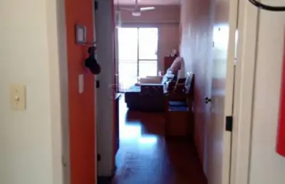 Amplo apartamento repleto de armários e com sacada e linda vista