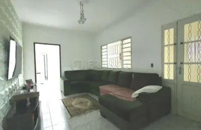 Casa com 2 dormitórios, quintal,  espaço gourmet. 1 vaga coberta, excelente localização!