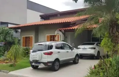 Belíssima casa em condomínio fechado, villa branca.