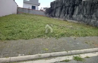 Excelente terreno localizado em uma quadra privilegiada no bairro do villa branca com vários comércios próximos.