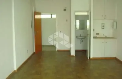 Sala comercial à venda na praça dom feliciano, 78, centro histórico, porto alegre, 35 m2 por r$ 185.000