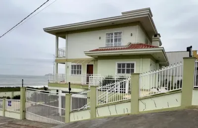 Espaçosa casa à venda em balneário piçarras, com 1 suíte + 5 dormitórios. ideal para quem busca conforto e espaço para toda a família. não perca essa oportunidade única!
