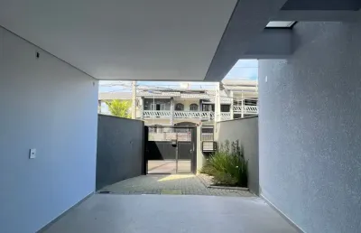 Lindíssimo sobrado geminado, localizado no bairro santo antônio.