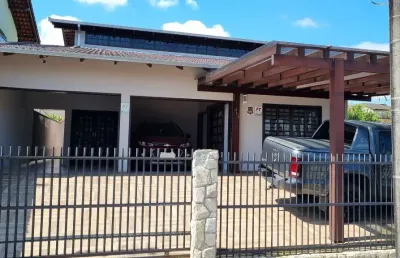 Casa com piscina e averbada localizado no bairro floresta