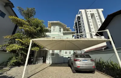 Uma casa onde a luz natural faz morada, o espaço convida a viver bem e o bom gosto está presente em cada ambiente. localização estratégica no anita garibaldi!
