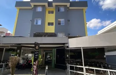 Alugo linda sala comercial recém reformada em galeria com excelente localização no bairro glória