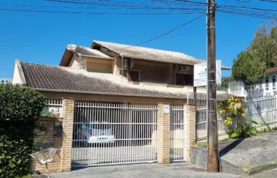 Casa comercial com 354m² pronta para sua empresa ou investimento localizado no bairro anita garibaldi.