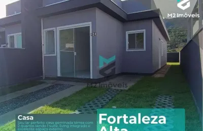 Casa térrea com 2 quartos e terreno gramado nos fundos
