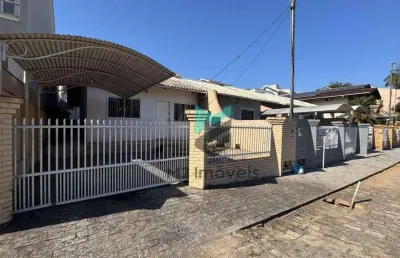 Casa com 3 quartos, totalmente plana no bairro velha!
