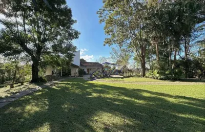 Casa térrea com gourmet, hóspede, cocheira, ateliê e caseiro.