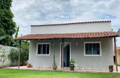 Casa linda com 2 quartos, quintal e área de churrasqueira.