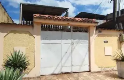 Casa com terraço, garagem e 2 quartos, no centro comercial
