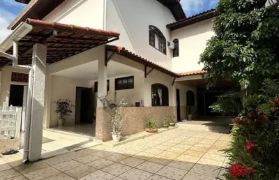 Casa com fachada imponente colonial, possuindo 2 fênix na calçada.