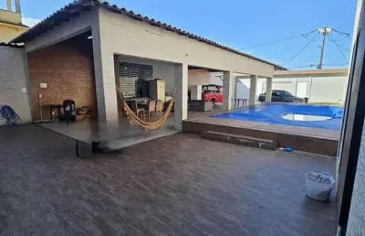 Espetáculo de casa com piscina, 2 quartos perto do comercio em santa cruz da serra.