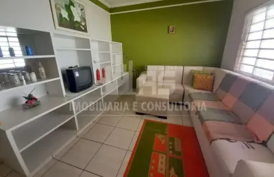 Casa para locação contendo 3 quartos sendo 2 suítes.