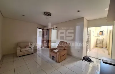 Casa à venda contendo 3 quartos sendo 1 suíte no jardim lavínia.