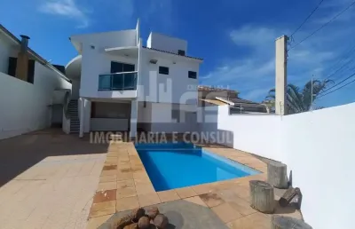 Casa com 03 quartos sendo 01 suíte no bairro esmeraldas