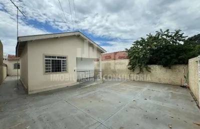Casa à venda contendo 2 quartos no parque novo horizonte.