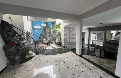 Casa a venda com 5 suítes no condomínio garden park