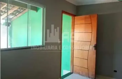 Casa na zona sul de marilia com 2 quartos e 2 banheiros.