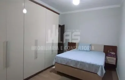 Casa com parte comercial com 3 quartos e 2 banheiros.