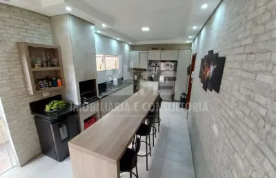 Casa a venda com 03 quartos sendo 01 suíte no bairro aparecida nasser