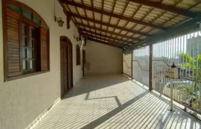 Excelente casa em lote de 420 metros com 03 quartos no santa helena em contagem
