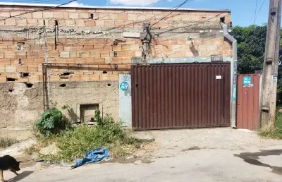 Casa independente com outra construa‡aƒo aguardando acabamento.