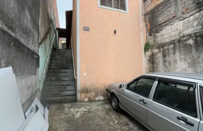 Casa térrea com excelente distribuição e boa localização no bairro jardim revista.