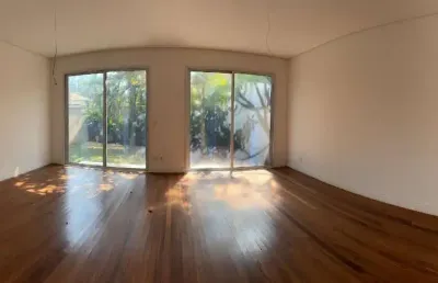 Agradável casa em condomínio para venda com 4 quartos, sendo 4 suítes, 320m²