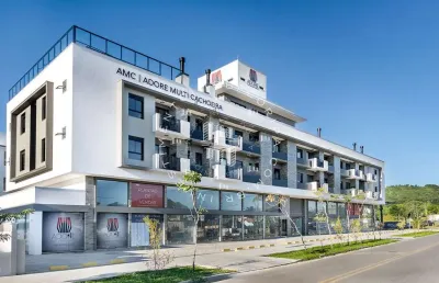 Apartamento com 2 quartos, sendo 1 suíte, a poucos mestros da praia