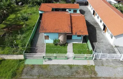 Casa com 3 quartos, amplo terreno, piscina e edícula, para venda no bairro itapoá anexo b1, localizado na cidade de itapoá/sc