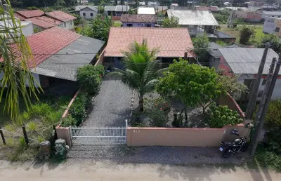 Casa espaçosa com amplo terreno para venda no balneário praia dos veleiros, localizado na cidade de itapoá/sc.