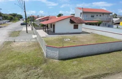 Casa de esquina para venda na barra do saí, localizado na cidade de itapoá / sc.