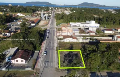 Terreno limpo de esquina em frente ao asfalto no balneário brandalize, localizado na cidade de itapoá / sc.